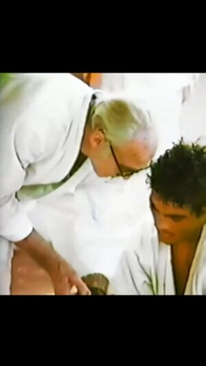 Royce Gracie Instagram - A essência do Jiu-Jitsu em pequenos detalhes. Crianças em torno do dojô; a faixa-vermelha desbotada do grande mestre; o primeiro campeão do UFC ainda coadjuvante, assistindo aos seus ídolos treinarem; Rolls no auge emborcando a guarda de seu aluno Álvaro Romano; o professor Helio pedindo ajuda a Rickson para manejar o cronômetro do relógio digital em seu punho; o professor puxando a lona pelas beiradas para ajustar a superfície onde a arte suave flui com naturalidade. Um ambiente familiar.

Esqueça todos os outros #tbts que você viu hoje, astuto leitor, e se inspire neste, apenas neste, registrado por volta de 1980, no sítio em Petrópolis da família Gracie. Oss!  @alvaroromano
@ginasticanatural
#jiujitsu #graciemag #tbt #oldschool #ricksongracie #rollsgracie #heliogracie #roycegracie #oss #brazilianjiujitsu #ufc #ibjjf #graciemagazine