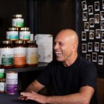 Royce Gracie Instagram – Royce Gracie deixou uma marca  nas gerações de praticantes de Jiu-Jitsu. Sua imagem, que não se enquadrava no estereótipo convencional de um lutador, surpreendeu o mundo, destacando a eficácia da nossa arte e desempenhando um papel fundamental na popularização global do Jiu-Jitsu.

Testemunhar alguém aparentemente frágil superar oponentes muito maiores evoca a história de Davi contra Golias, ilustrando o que o Jiu-Jitsu pode conquistar na vida das pessoas. Royce Gracie demonstrou que, independentemente do porte físico, qualquer um pode lutar e vencer. 
Tenho um imenso orgulho de chamá-lo de tio e de ter tido a oportunidade de aprender com ele no tatame.

Gravamos o @kyragraciepodcast repleto de histórias engraçadas do @realroyce , revelando histórias únicas de sua personalidade. Cada vez que tenho a sorte de encontrá-lo, sinto uma alegria enorme e meu respeito por ele cresce, admirando sua humildade ao compartilhar sua trajetória, sua abordagem à alimentação e seu amor por ensinar a “arte suave”, entre outras qualidades.

Agradeço profundamente a Royce por tudo o que ele fez  e faz por nós.  Eu e a comunidade do Jiu-Jitsu reconhecemos e valorizamos enormemente o seu eterno legado.

Também estendo meu agradecimento à @trustfuelhealthnutrition pelo patrocínio no meu Podcast,  Royce aprovou os produtos 🙌🏻

Corre e se inscreve no meu canal que esse episódio vaiao ar nesta quinta. 🙏🏼

#podcast #roycegracie #ufc #familiagracie