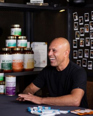 Royce Gracie Instagram - Royce Gracie deixou uma marca  nas gerações de praticantes de Jiu-Jitsu. Sua imagem, que não se enquadrava no estereótipo convencional de um lutador, surpreendeu o mundo, destacando a eficácia da nossa arte e desempenhando um papel fundamental na popularização global do Jiu-Jitsu.

Testemunhar alguém aparentemente frágil superar oponentes muito maiores evoca a história de Davi contra Golias, ilustrando o que o Jiu-Jitsu pode conquistar na vida das pessoas. Royce Gracie demonstrou que, independentemente do porte físico, qualquer um pode lutar e vencer. 
Tenho um imenso orgulho de chamá-lo de tio e de ter tido a oportunidade de aprender com ele no tatame.

Gravamos o @kyragraciepodcast repleto de histórias engraçadas do @realroyce , revelando histórias únicas de sua personalidade. Cada vez que tenho a sorte de encontrá-lo, sinto uma alegria enorme e meu respeito por ele cresce, admirando sua humildade ao compartilhar sua trajetória, sua abordagem à alimentação e seu amor por ensinar a “arte suave”, entre outras qualidades.

Agradeço profundamente a Royce por tudo o que ele fez  e faz por nós.  Eu e a comunidade do Jiu-Jitsu reconhecemos e valorizamos enormemente o seu eterno legado.

Também estendo meu agradecimento à @trustfuelhealthnutrition pelo patrocínio no meu Podcast,  Royce aprovou os produtos 🙌🏻

Corre e se inscreve no meu canal que esse episódio vaiao ar nesta quinta. 🙏🏼

#podcast #roycegracie #ufc #familiagracie