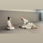 Royce Gracie Instagram – Royce Gracie deixou uma marca  nas gerações de praticantes de Jiu-Jitsu. Sua imagem, que não se enquadrava no estereótipo convencional de um lutador, surpreendeu o mundo, destacando a eficácia da nossa arte e desempenhando um papel fundamental na popularização global do Jiu-Jitsu.

Testemunhar alguém aparentemente frágil superar oponentes muito maiores evoca a história de Davi contra Golias, ilustrando o que o Jiu-Jitsu pode conquistar na vida das pessoas. Royce Gracie demonstrou que, independentemente do porte físico, qualquer um pode lutar e vencer. 
Tenho um imenso orgulho de chamá-lo de tio e de ter tido a oportunidade de aprender com ele no tatame.

Gravamos o @kyragraciepodcast repleto de histórias engraçadas do @realroyce , revelando histórias únicas de sua personalidade. Cada vez que tenho a sorte de encontrá-lo, sinto uma alegria enorme e meu respeito por ele cresce, admirando sua humildade ao compartilhar sua trajetória, sua abordagem à alimentação e seu amor por ensinar a “arte suave”, entre outras qualidades.

Agradeço profundamente a Royce por tudo o que ele fez  e faz por nós.  Eu e a comunidade do Jiu-Jitsu reconhecemos e valorizamos enormemente o seu eterno legado.

Também estendo meu agradecimento à @trustfuelhealthnutrition pelo patrocínio no meu Podcast,  Royce aprovou os produtos 🙌🏻

Corre e se inscreve no meu canal que esse episódio vaiao ar nesta quinta. 🙏🏼

#podcast #roycegracie #ufc #familiagracie