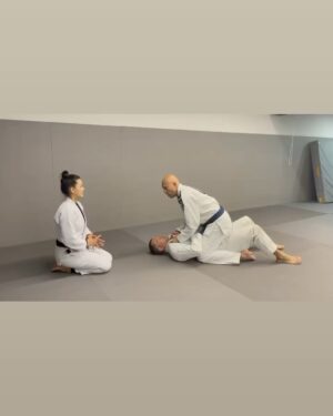 Royce Gracie Instagram - Royce Gracie deixou uma marca  nas gerações de praticantes de Jiu-Jitsu. Sua imagem, que não se enquadrava no estereótipo convencional de um lutador, surpreendeu o mundo, destacando a eficácia da nossa arte e desempenhando um papel fundamental na popularização global do Jiu-Jitsu.

Testemunhar alguém aparentemente frágil superar oponentes muito maiores evoca a história de Davi contra Golias, ilustrando o que o Jiu-Jitsu pode conquistar na vida das pessoas. Royce Gracie demonstrou que, independentemente do porte físico, qualquer um pode lutar e vencer. 
Tenho um imenso orgulho de chamá-lo de tio e de ter tido a oportunidade de aprender com ele no tatame.

Gravamos o @kyragraciepodcast repleto de histórias engraçadas do @realroyce , revelando histórias únicas de sua personalidade. Cada vez que tenho a sorte de encontrá-lo, sinto uma alegria enorme e meu respeito por ele cresce, admirando sua humildade ao compartilhar sua trajetória, sua abordagem à alimentação e seu amor por ensinar a “arte suave”, entre outras qualidades.

Agradeço profundamente a Royce por tudo o que ele fez  e faz por nós.  Eu e a comunidade do Jiu-Jitsu reconhecemos e valorizamos enormemente o seu eterno legado.

Também estendo meu agradecimento à @trustfuelhealthnutrition pelo patrocínio no meu Podcast,  Royce aprovou os produtos 🙌🏻

Corre e se inscreve no meu canal que esse episódio vaiao ar nesta quinta. 🙏🏼

#podcast #roycegracie #ufc #familiagracie