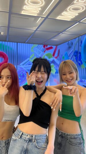 Rozalin Instagram - FTF (Face To Face) dance challenge❤️‍🔥
Rozalin ver.
@rozallllll #홀리뱅 #HolyBang #dancechallenge 

Performance Video full version link in @play_holybang bio.