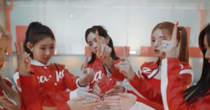 Rozalin Instagram - @itzy.all.in.us 
🫶🏻 cake 🫶🏻 c. @rozallllll 
있지는 처음이라 🫠😉듀근..
itzy 타이틀곡 ‘Cake’ 안무에 참여했습니다 🫧 재밌었어요 ㅎㅎ