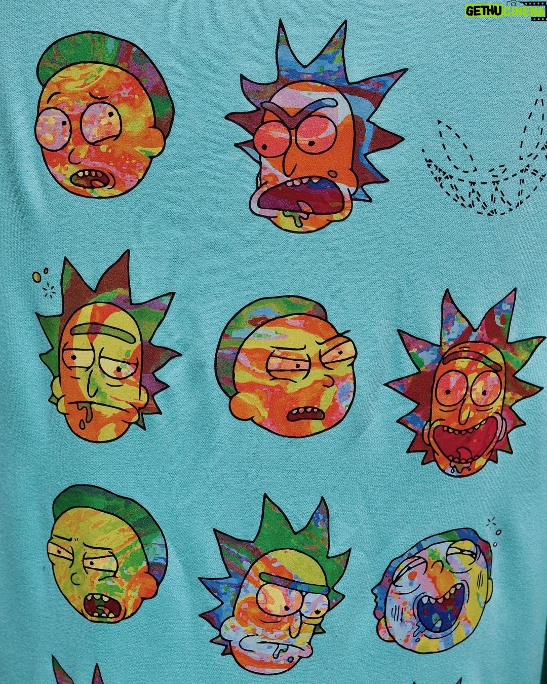 Rubén Doblas Gundersen Instagram - No se que ha pasado Morty pero *eructo* parece ser que hemos viajado a una dimensión donde la gente tiene el pelo de color pollo. Coleccion Rick and Morty x MADKAT ya disponible durante tiempo limitado! 🧪🧪🧪 Mas diseños en @madkatstore