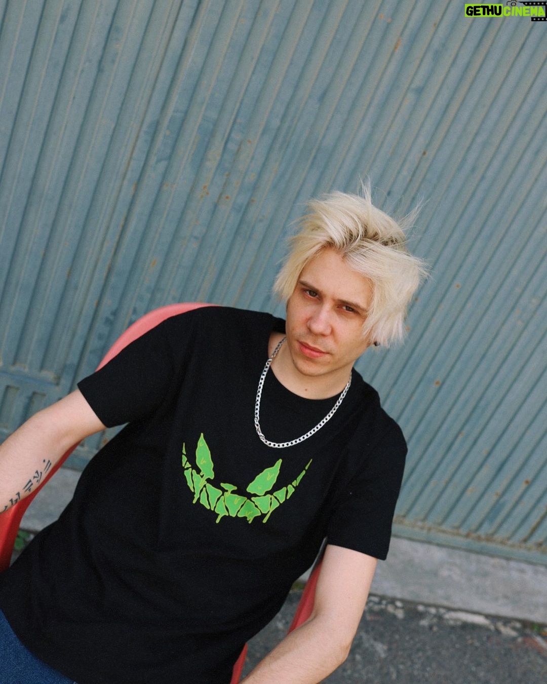 Rubén Doblas Gundersen Instagram - No se que ha pasado Morty pero *eructo* parece ser que hemos viajado a una dimensión donde la gente tiene el pelo de color pollo. Coleccion Rick and Morty x MADKAT ya disponible durante tiempo limitado! 🧪🧪🧪 Mas diseños en @madkatstore