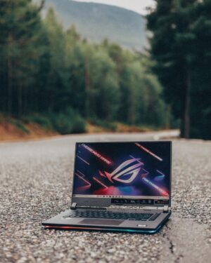 Rubén Doblas Gundersen Instagram - EL ABSOLUTO E INDISCUTIBLE TITAN COLOSAL DEL GAMING NO DESCANSA NI FUERA DE CASA GRACIAS AL NUEVO STRIX DE @ASUSROGES #ASUSROG #Ad