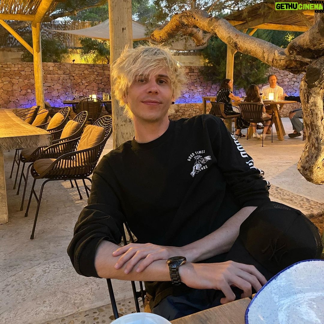 Rubén Doblas Gundersen - 2.1 Million Likes - 🥘🦐