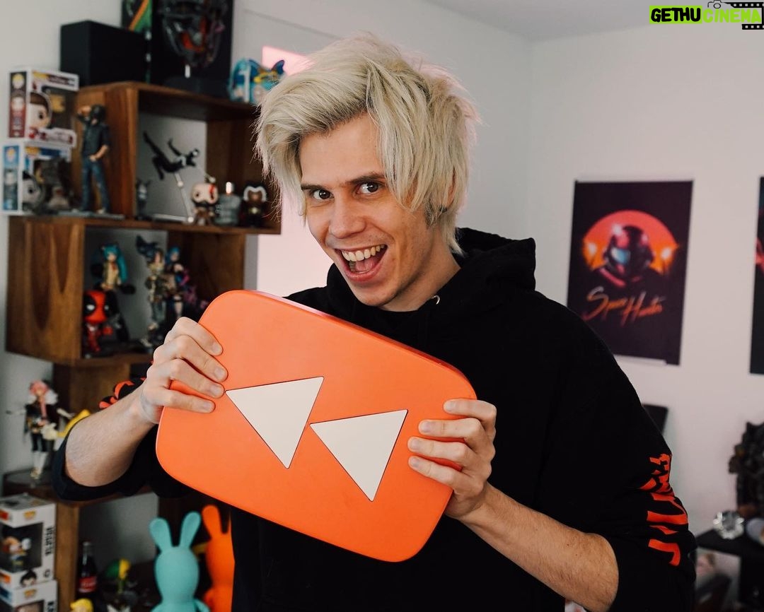 Rubén Doblas Gundersen Instagram - acabo de subir mi primer REWIND en mi canal. Dadle amor, tiene mucho trabajo detras <3 Gracias por un 2019 increible. Ha sido personalmente uno de mis años favoritos (con menos ralladas mentales y haciendo contenido que realmente me gusta). Estoy cada dia mas orgulloso de mi canal y de mi comunidad. Por otros 10 años mas juntos. Feliz 2k20 y un besito en el siempre sucio