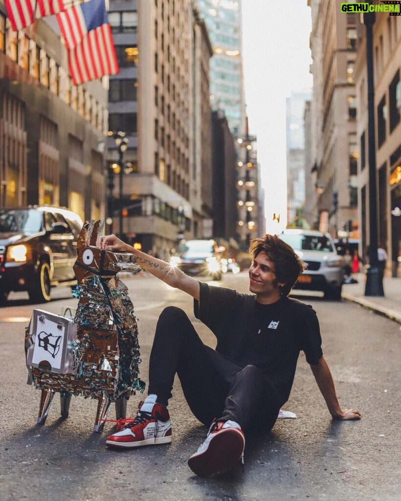 Rubén Doblas Gundersen Instagram - Disfrutando de la Llama Plateada que ganamos ayer en las mundiales de Fortnite en NY. Prometo no abandonarte nunca... A no seeeeer... #TeamPollos