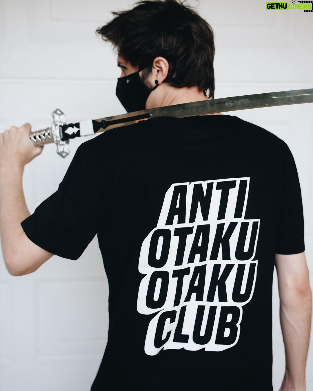 Rubén Doblas Gundersen Instagram - Llevo como 7 años en Youtube y nunca habia sacado merch. Hoy cambia la cosa. Durante 1 semana venderé mi agua de bañ... Digo, venderé mi primera ropa de la coleccion Anti Otaku Otaku Club. La calidad es 10/10, está hecho con mucho amor y tiene muchos detalles que pondré en Stories. Os dejo la web en mi bio! otakusclub.com <3 PD: A lo mejor añado agua de chico gamer para los primeros compradores lmao. PD2: ENVIOS A TODO EL MUNDO