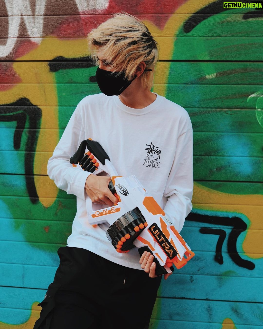 Rubén Doblas Gundersen Instagram - LA RATA NORUEGA USA #NERFULTRA PARA EXTERMINAR Y FULMINAR TODO A SU PASO. 1 pa 1 sin camiseta, venid a por mi @nerfspain #ad