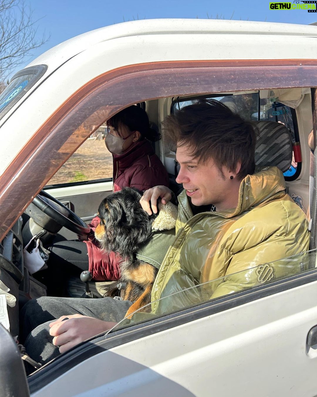 Rubén Doblas Gundersen Instagram - Hoy he hecho autostop en un pueblo alejado de la mano de dios en Japon y me he montado con el perro mas majo del mundo
