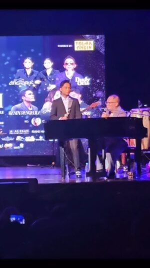 Ruben Onsu Instagram - Tak Lekang Oleh  Waktu adalah lagu pamungkasnya malam itu krn sesuai tema konser malam 
@betrandpetoputraonsu @badaithepianoman 🤍
.
#rubenonsu #bensu #realbensu #justruben #jalani_nikmati_syukuri #janganlupabahagia #senyuminaja #rezekigakketuker