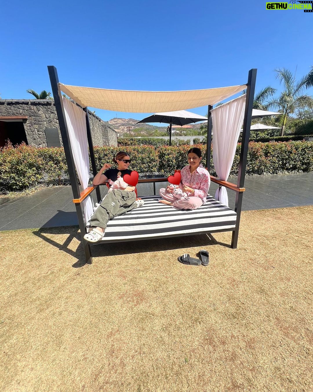 Rubina Dilaik Instagram - Family that travels together, stays together 🧿♥️…… . . . @radissonresortandspalonavala you guys were amazing hosts 💝