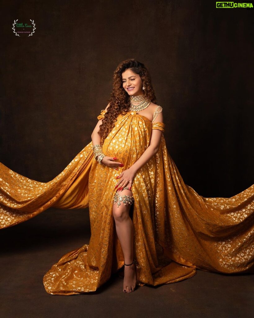 Rubina Dilaik Instagram - I Pray every Single day , “You are strong , capable, powerful and incredible, You are a perfect vision of The Creator “…. My heart is filled with #blessings and #gratitude 🧿♥. Applause for the The team “who created this Golden Aureate 💛👑 Photography- @sapna_kapoorr @littletoesbymuskan Setups and coordination- @partycircle_ind outfit- @rajbinderchahalofficial Jewellery @zevar_geeta Styling @styleitupbyaashna Sourcing and looks @shreyasinghoofficial
