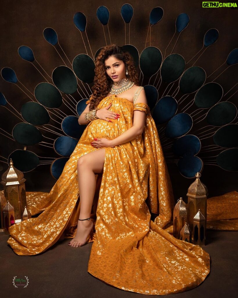 Rubina Dilaik Instagram - I Pray every Single day , “You are strong , capable, powerful and incredible, You are a perfect vision of The Creator “…. My heart is filled with #blessings and #gratitude 🧿♥. Applause for the The team “who created this Golden Aureate 💛👑 Photography- @sapna_kapoorr @littletoesbymuskan Setups and coordination- @partycircle_ind outfit- @rajbinderchahalofficial Jewellery @zevar_geeta Styling @styleitupbyaashna Sourcing and looks @shreyasinghoofficial