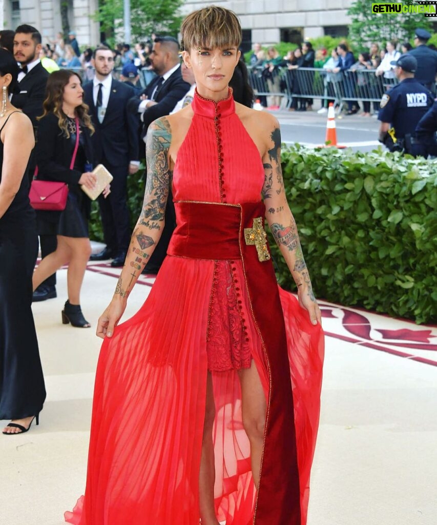 Ruby Rose Instagram - Thank you @tommyhilfiger for a wonderful night, an amazing gown and wonderful company. Xxx #MET #RubyRed