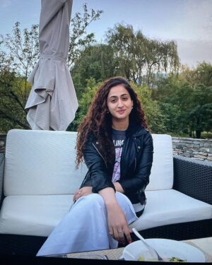 Ruchikaa Kapoor Instagram - Reminding myself what’s it’s like to have ‘good hair days’, ‘clean air’ and ‘fitness’ on my side. 🥲

#ItsAllLeftTheBuildingNow #BeforeMommyHood #ThrowbackLife