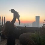 Ruchikaa Kapoor Instagram - A flying start to the New Year … ☀️ Happy 2023 from me 🙋🏻‍♀️ And “Hashy NewNew” from Anaya 😂🤷🏻‍♀️ 👩‍👧❤️#Anaya #2023 #newyear #TheGirlWithCurls