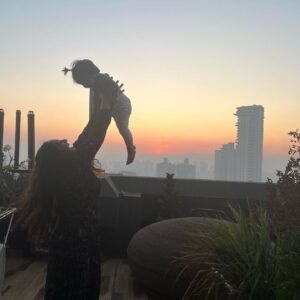 Ruchikaa Kapoor Instagram - A flying start to the New Year … ☀️ Happy 2023 from me 🙋🏻‍♀️
And “Hashy NewNew” from Anaya 😂🤷🏻‍♀️
👩‍👧❤️#Anaya #2023 #newyear #TheGirlWithCurls