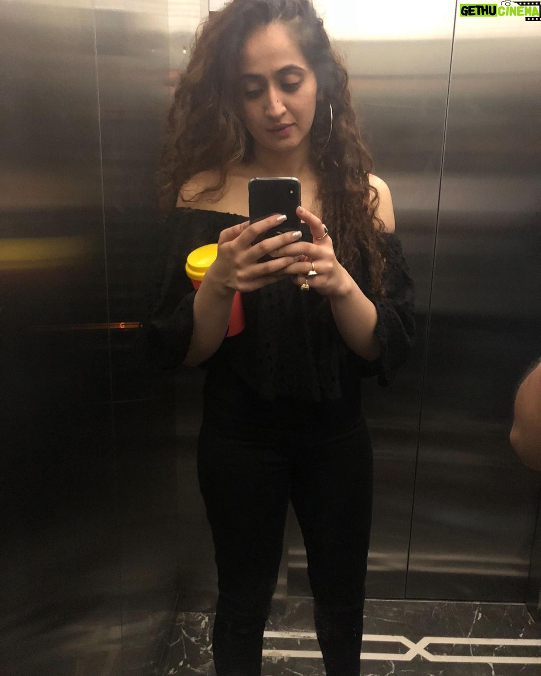 Ruchikaa Kapoor Instagram - It’s Halloween 🎃… so here’s a ghost 👻 from my past…The size that still haunts me 😂😭 #halloweencostume #BringitBack #thegirlwithcurls #manifesting