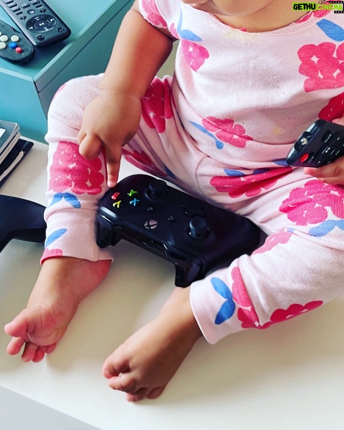 Ruchikaa Kapoor Instagram - At what age does one start using gaming consoles…? Asking for a friend … 😂 👶 🕹👩‍👧 #Anaya #BabyA #LifeLine #lovelikenoother #throwbackthursday