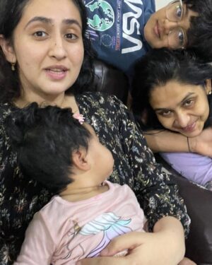 Ruchikaa Kapoor Instagram - Don’t bother with putting the ‘🌸 or 🌟’on my face Ammaa … I just won’t look at the camera 😂🙇🏻‍♀️❤️ 👶 
@radhika_morjaria 
Us with our babies 😘
