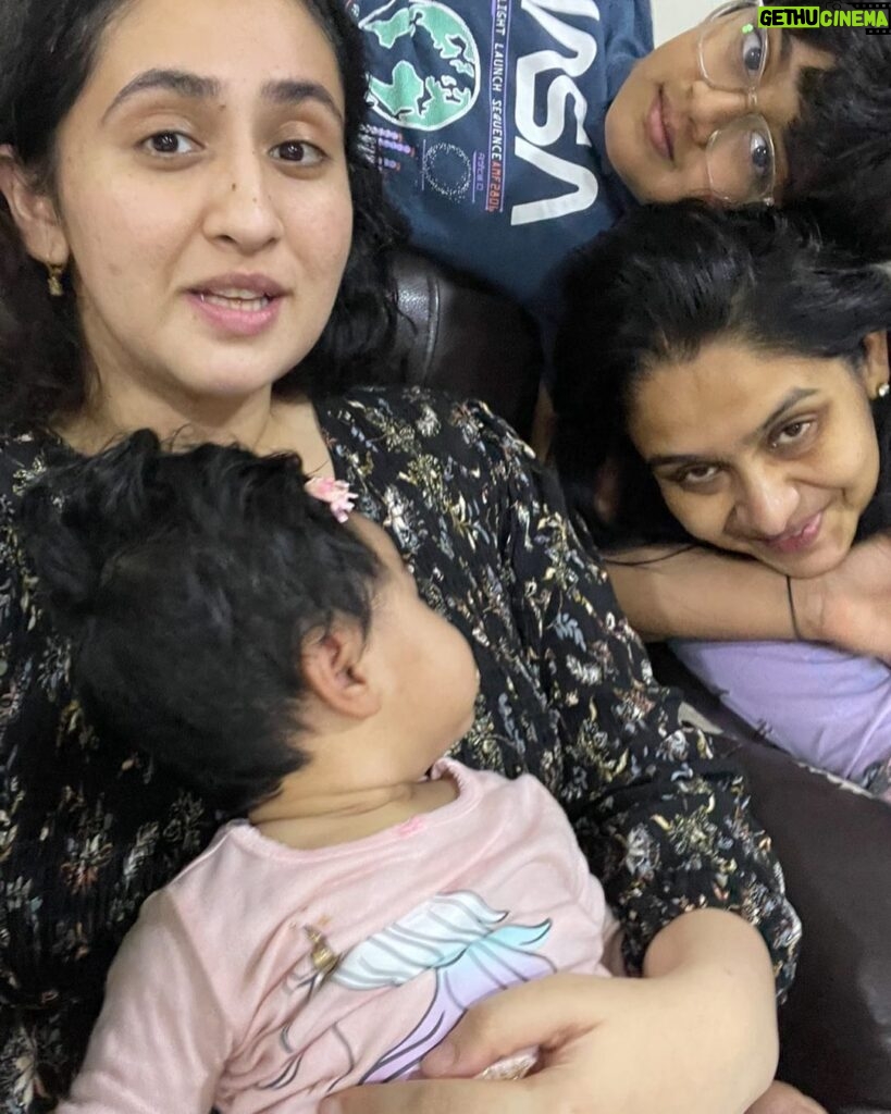 Ruchikaa Kapoor Instagram - Don’t bother with putting the ‘🌸 or 🌟’on my face Ammaa … I just won’t look at the camera 😂🙇🏻‍♀️❤️ 👶 @radhika_morjaria Us with our babies 😘