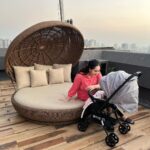 Ruchikaa Kapoor Instagram - We watch the sunset together everyday and the ‘Dotmom Uber Flyer Stroller’ made with linen fabric keeps my baby cool … even in the summers! Absolutely loveeeeee my dotmom products 🥰❤️ Stroller: @dotmom.in PR & Stylist: @dinky_nirh