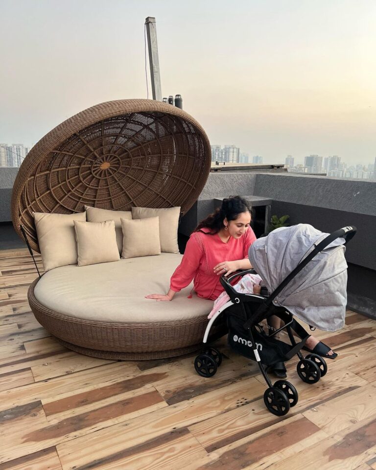 Ruchikaa Kapoor Instagram - We watch the sunset together everyday and the ‘Dotmom Uber Flyer Stroller’ made with linen fabric keeps my baby cool … even in the summers! Absolutely loveeeeee my dotmom products 🥰❤️ Stroller: @dotmom.in PR & Stylist: @dinky_nirh