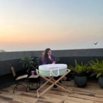 Ruchikaa Kapoor Instagram - Perfect mornings with my baby right beside me in her beautiful bassinet 😍 What a view… mine 👶 and hers 🌅❤️ Bassinet: @babyjalebi PR & Styled by: @dinky_nirh