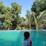 Ruchikaa Kapoor Instagram - The wildling in her natural habitat🍀😎 Glad that the farm life chose Us 🙃 🌱 🪴 🌴 🌲 🍓 🥬 #WeekendLife #AdventuresOfAnaya #GirlMom #FarmLife #sundayvibes #poolday