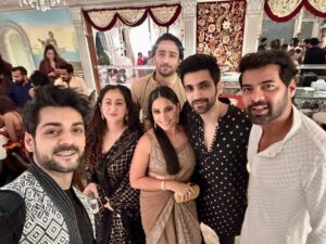 Ruchikaa Kapoor Instagram - Just something so wonderful about festivals 🪔💫… 

In your 30’s Diwali is all about ‘getting dressed, getting together and ruining your sleep schedule’ 🫣😂… 

… Happy Diwaliiiiiii yall ❤️🪔🫶🏻

#TistheseasontobeJolly #LightUp #HappyDiwali #TheGirlWithCurls