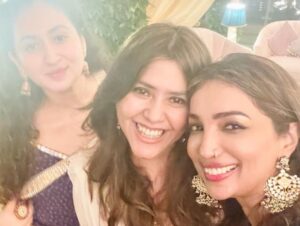 Ruchikaa Kapoor Instagram - Just something so wonderful about festivals 🪔💫… 

In your 30’s Diwali is all about ‘getting dressed, getting together and ruining your sleep schedule’ 🫣😂… 

… Happy Diwaliiiiiii yall ❤️🪔🫶🏻

#TistheseasontobeJolly #LightUp #HappyDiwali #TheGirlWithCurls