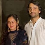 Ruchikaa Kapoor Instagram – Just something so wonderful about festivals 🪔💫…
In your 30’s Diwali is all about ‘getting dressed, getting together and ruining your sleep schedule’ 🫣😂…
… Happy Diwaliiiiiii yall ❤️🪔🫶🏻
#TistheseasontobeJolly #LightUp #HappyDiwali #TheGirlWithCurls