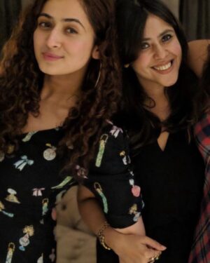 Ruchikaa Kapoor Instagram - It’s National Chocolate Ice Cream Day 🍦 🍫 AND @ektarkapoor ‘s birthday on the same day! 
Not a coincidence… 
A tub of chocolate ice cream and a life with @ektarkapoor 
Is all things happy, joyful and comforting ! 

Happy birthday to the Queeen of Everything! 
Love you ❤️🥰😘

#JuneBornsAreTheBest 
#BdayGirl