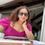 Ruchikaa Kapoor Instagram - Wild. Frizzy. Unruly. I could be talking about my hair or myself. 👩🏽‍🦱🤭 The words just fit. 😛😶‍🌫️ #DreamingOfAVacay #sunday #beachlife #throwback