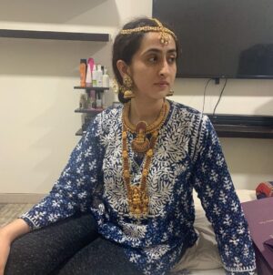 Ruchikaa Kapoor Instagram - Happy Onam everyone! The half South Indian in me believes it’s apt to wear jewellery like this over anything 🤓😍😂
Feeling festive in Athleisure is a thing 🤭
#HappyOnam #FeeelingFestive