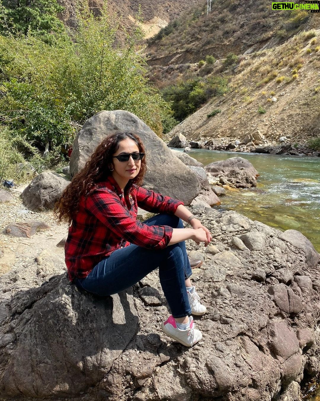 Ruchikaa Kapoor Instagram - Mentally here on a Monday! 🫠 The hills are calling… but they’re currently on ‘call wait’ ☎️ 📞 #VacayNeeded #Sunkissed #theGirlWithcurls