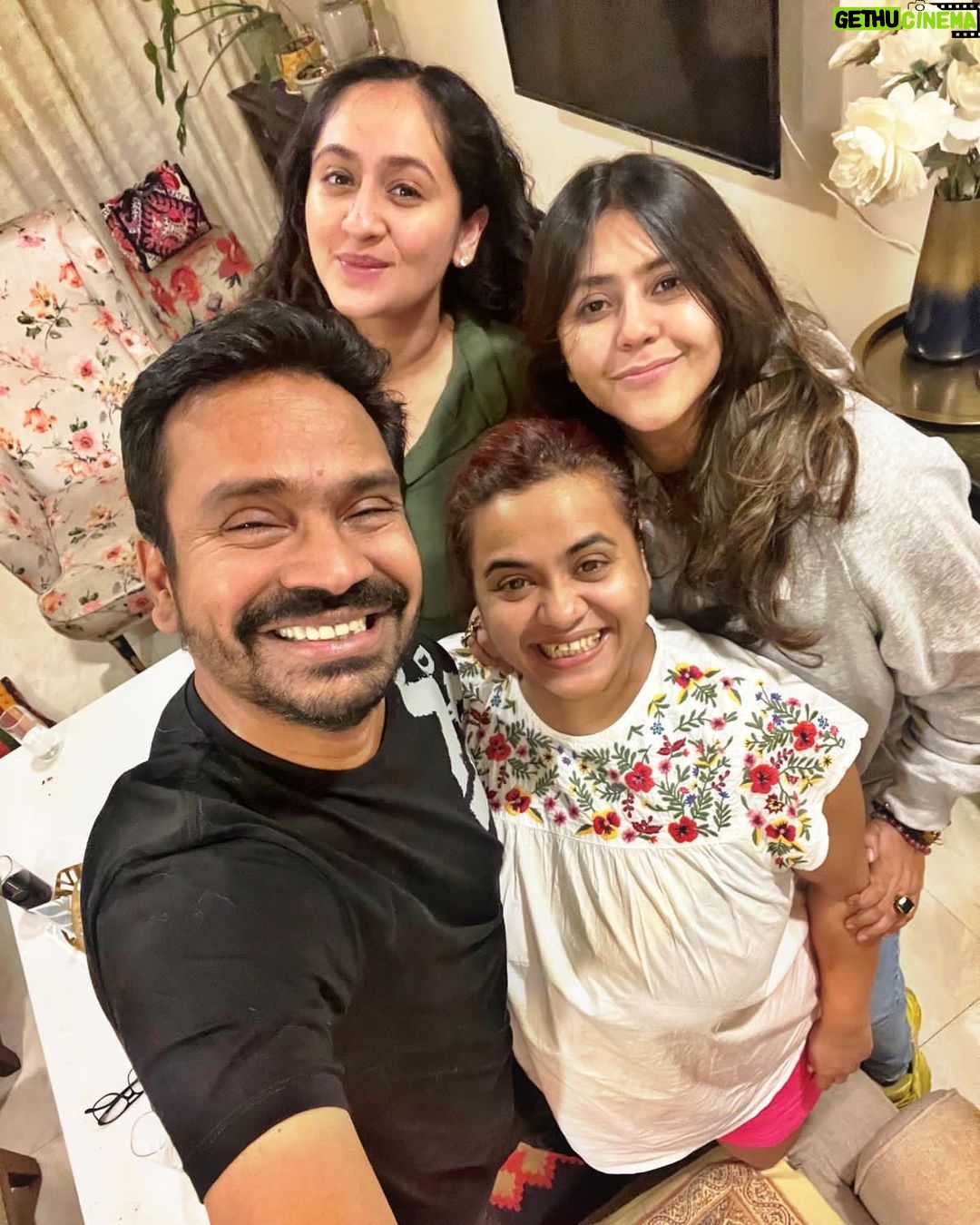 Ruchikaa Kapoor Instagram - Finalllyyyyy …us ❤️🥰🫶🏻 #Mains #Core #Gang #Sunday