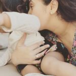 Ruchikaa Kapoor Instagram - Sunday cuddlesssss… even if they’re forced ! 🥰👩‍👧❤️ #Anaya #sundayvibes #Thegirlwithcurls