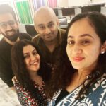 Ruchikaa Kapoor Instagram - Ya toh dosti gehri hai … ya yeh photo 3D hai … 🥰 🎥❤️you get the drift ?! Dream Teammmmm @netflix_in The OGs, the GameChangers! @chetansjhawar @ameetdhanwani @sheetalddeshmukh
