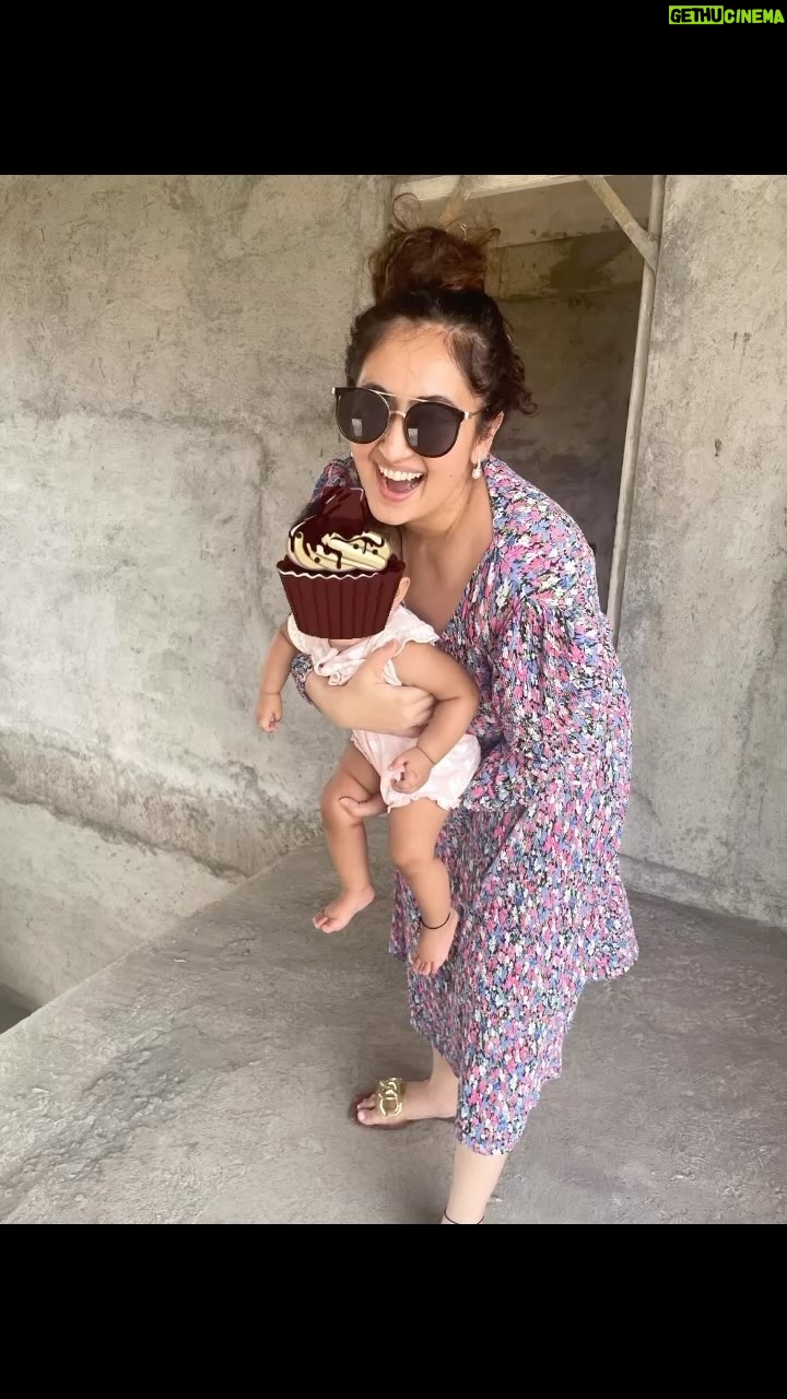 Ruchikaa Kapoor Instagram - A cupcake with the cupcake maker 🧁❤️😂… #Anaya #MomLife #SheGetsItFromHerMomma