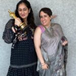 Ruchikaa Kapoor Instagram - Just 2 girls hanging with the Golden Man 🤩😍… Congratulations to the powerhouse, dynamite @guneetmonga 🐘 🏆 on making giant strides on the global scene, with the beautiful @netflix_in documentary ‘The Elephant Whisperers’🐘 🥇 So proudd @guneetmonga ❤️❤️❤️ watching you win feels like a personal victory 💃🏻😍 Cheering for you since Foreverrrrrr 🤗😘 #oscars2023 #IndiaAtTheOscars #WomenPower