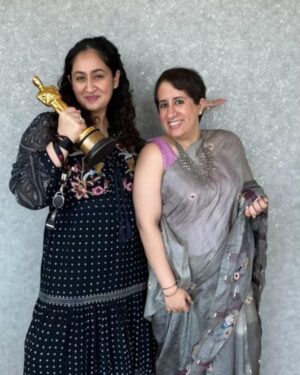 Ruchikaa Kapoor Instagram - Just 2 girls hanging with the Golden Man 🤩😍… Congratulations to the powerhouse, dynamite @guneetmonga 🐘 🏆 on making giant strides on the global scene, with the beautiful @netflix_in documentary ‘The Elephant Whisperers’🐘 🥇 So proudd @guneetmonga ❤️❤️❤️ watching you win feels like a personal victory 💃🏻😍 Cheering for you since Foreverrrrrr 🤗😘
#oscars2023 #IndiaAtTheOscars #WomenPower