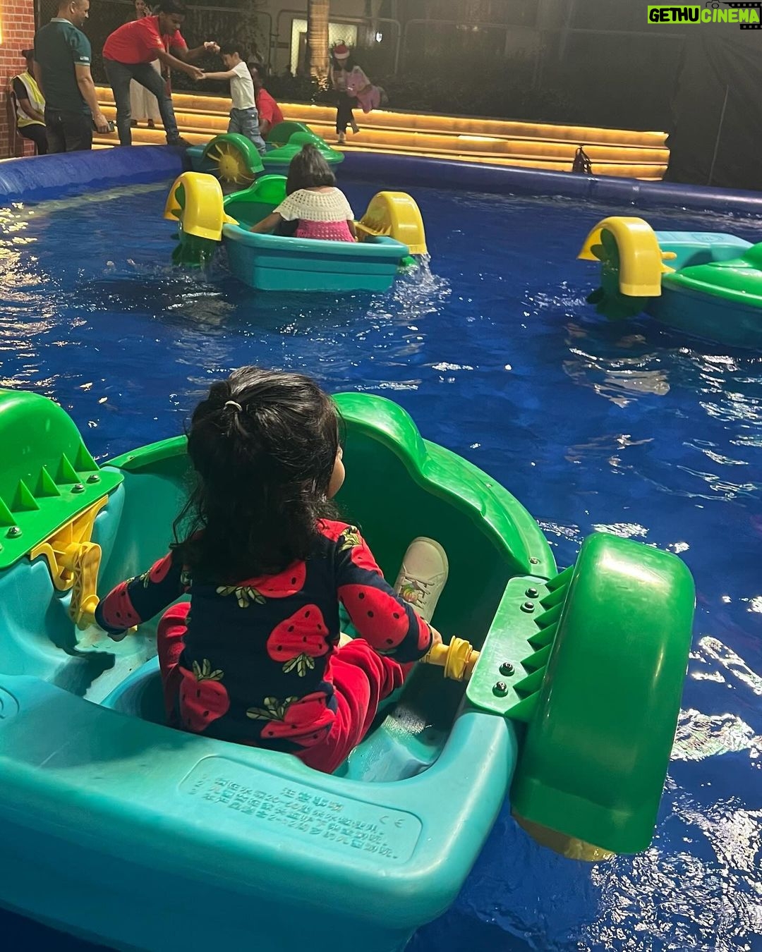 Ruchikaa Kapoor Instagram - Itβs beginning to feel a lot like Christmas ππβ¨ Obviously been hanging with my bestie #Anaya β¦ and enjoying the rides a little more than she is! π€ππ #holidayseason #christmaslights #girlmom