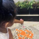 Ruchikaa Kapoor Instagram - Aur tu phuljhadiyon wale tyoharon jaisi 😍 👶 ✨🪔 ✨ Seasons greetings from me & my rangoli partner 👩‍👧♾️ #HappyDiwali #saynotocrackers🚫 #celebratelife