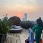 Ruchikaa Kapoor Instagram - She thinks she has a good View … but actually I’ve got the best view 😍👶❤️😘💫👩‍👧#ChasingSunsets #MorningsLikethese #MotherDaughterthings #girlmom