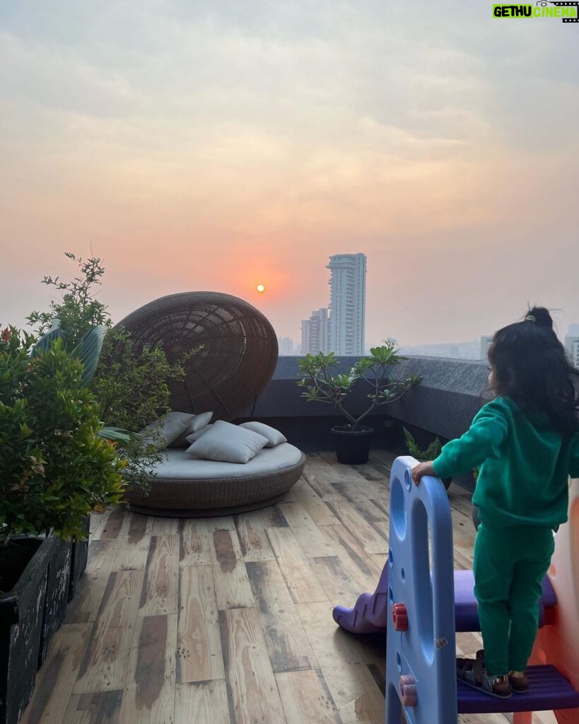 Ruchikaa Kapoor Instagram - She thinks she has a good View … but actually I’ve got the best view 😍👶❤️😘💫👩‍👧#ChasingSunsets #MorningsLikethese #MotherDaughterthings #girlmom