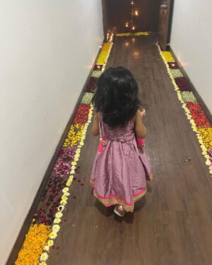 Ruchikaa Kapoor Instagram - Aur tu phuljhadiyon wale tyoharon jaisi 😍 👶 ✨🪔 ✨ Seasons greetings from me & my rangoli partner 👩‍👧♾️ #HappyDiwali #saynotocrackers🚫 #celebratelife
